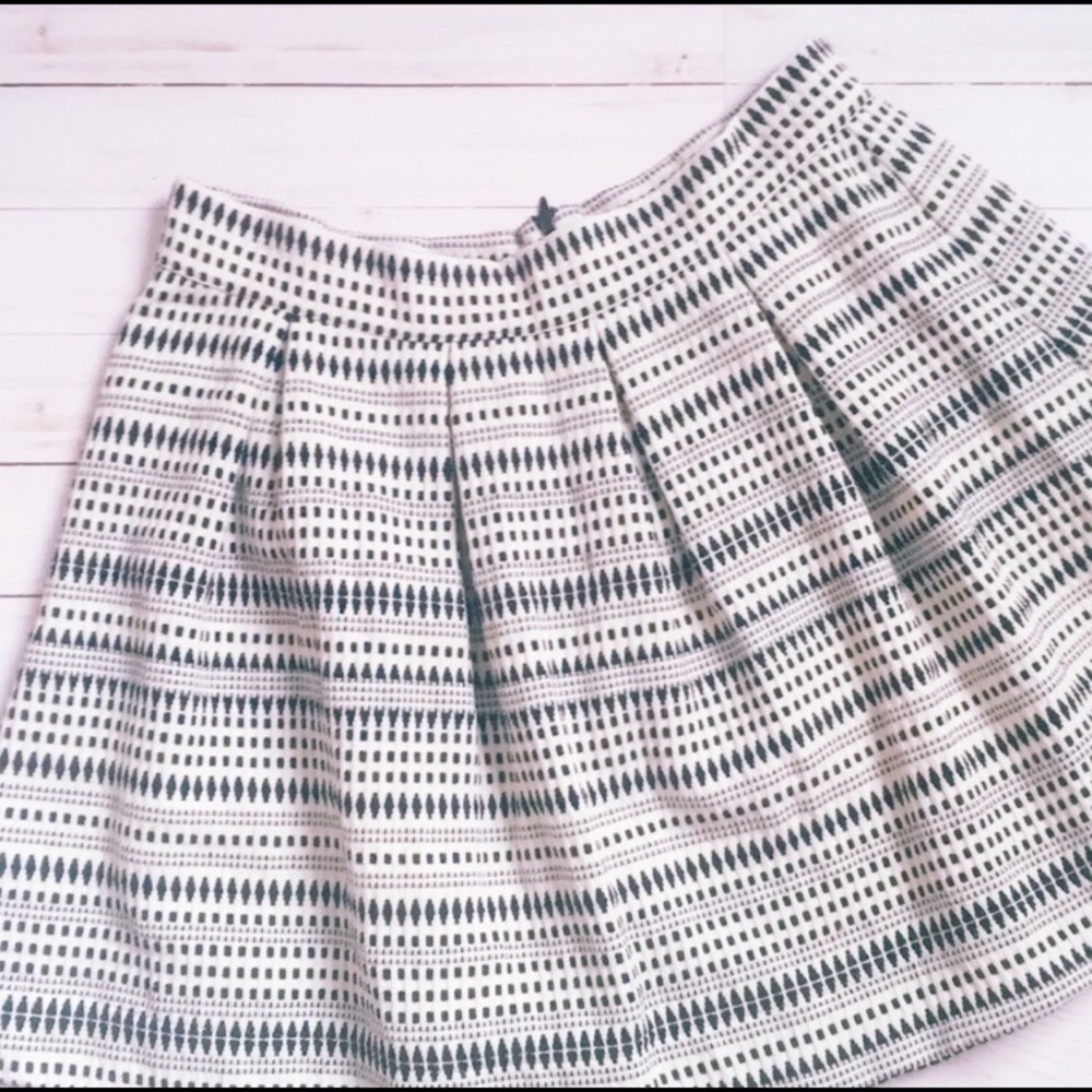 • Black and White Patterned Mini-A-Line  Skirt•